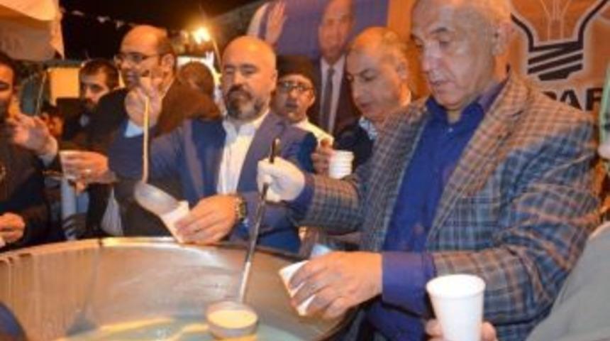 Ilıcalı&rsquo;dan Demokrasi N&ouml;bet&ccedil;ilerine Sahlep İkramı