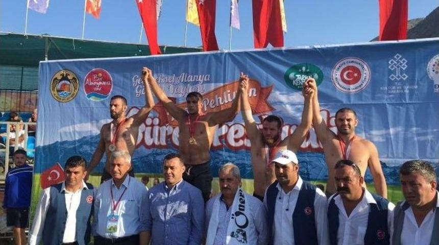 Kırkpınar&rsquo;ın Ardından İlk G&uuml;reşlerde Madalyalar Geldi