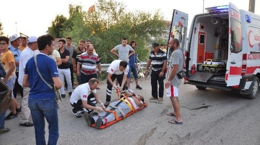 Alkoll&uuml; S&uuml;r&uuml;c&uuml; Bariyerlere &Ccedil;arptı: 3 Yaralı