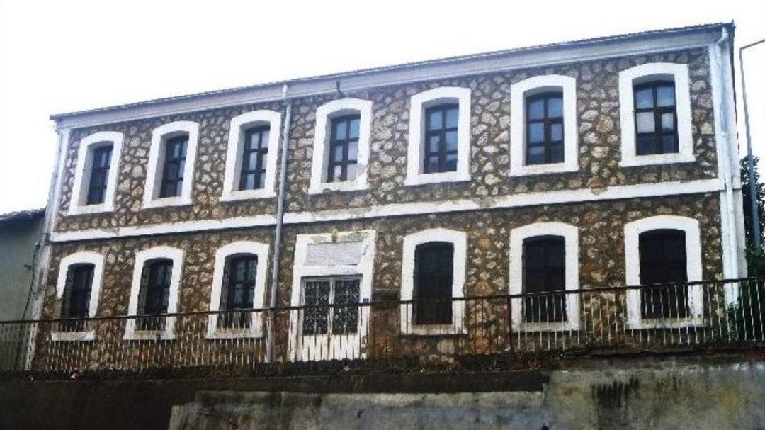 Bilecik&rsquo;te Tarihi Taş Bina İlgisizlikten D&ouml;k&uuml;l&uuml;yor