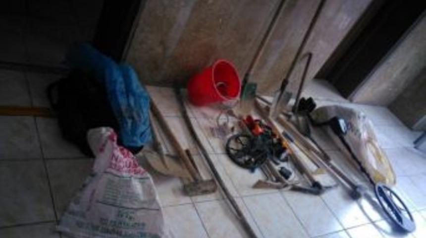 Kamu Görevlileri Kazı Yaparken Yakalandı