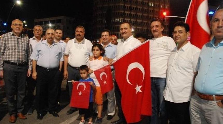 Şifa Veren Eller Milli İrade Ve Demokrasi Y&uuml;r&uuml;y&uuml;ş&uuml;nde Buluştu