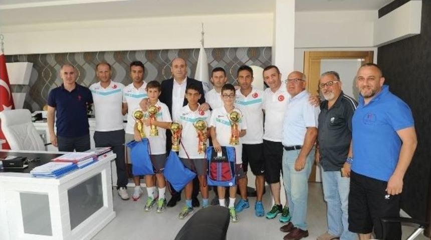 Şampiyon Tenis&ccedil;iler, Gen&ccedil;lik Hizmetleri Ve Spor İl M&uuml;d&uuml;rl&uuml;ğ&uuml;&rsquo;n&uuml; Ziyaret Ettiler