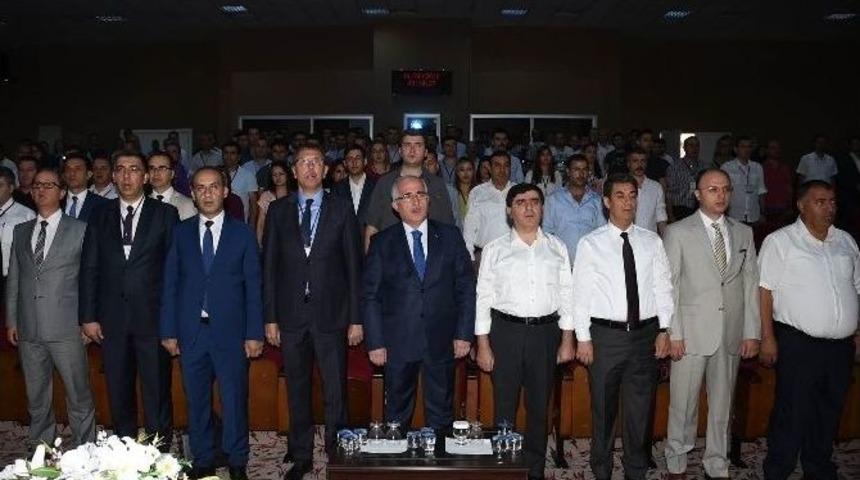 Vali Tuna Gen&ccedil; M&uuml;hendislere Seslendi