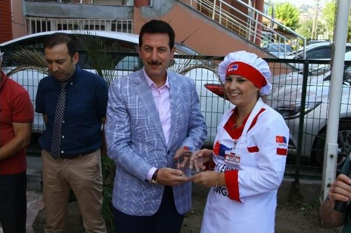 Başarılı Olan Kursiyerler &Ouml;d&uuml;llendirildi
