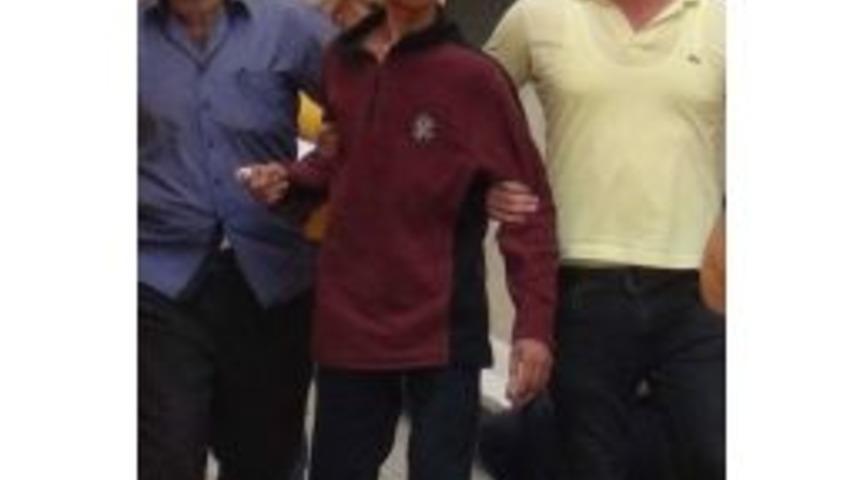 Dehşet Sa&ccedil;an Madde Bağımlısı Gen&ccedil;, Gazetecileri "seni &Ouml;ld&uuml;r&uuml;r&uuml;m" Diye Tehdit Etti