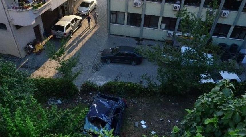 Kontrolden &Ccedil;ıkan Otomobil Lojman Bah&ccedil;esine U&ccedil;tu: 1 Yaralı