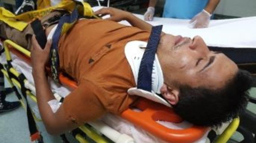 Motosiklet Otomobile &Ccedil;arptı: 2 Yaralı