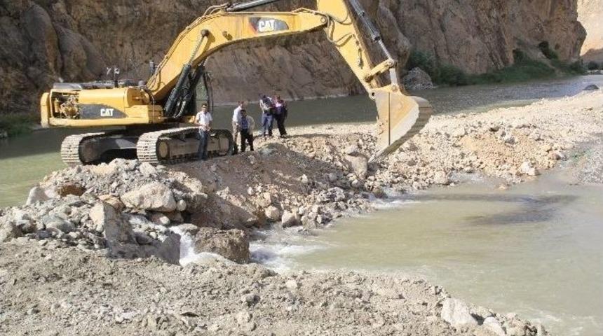 Zap Suyu&rsquo;nda 13 Yaşındaki &Ccedil;ocuğu Arama &Ccedil;alışmaları S&uuml;r&uuml;yor