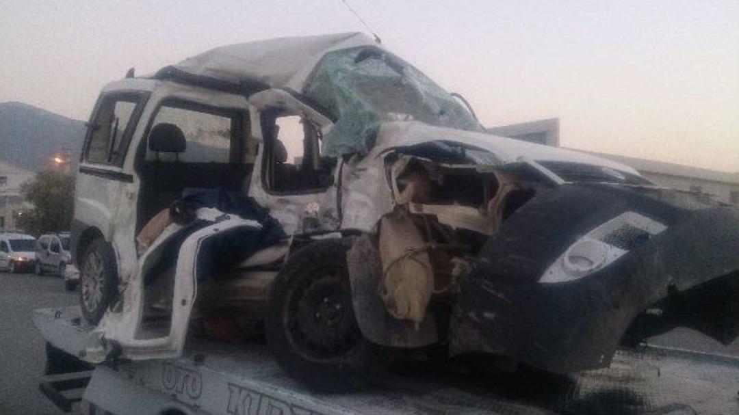 Otomobil İle Kamyon &Ccedil;arpıştı: 3 &Ouml;l&uuml;, 1 Yaralı