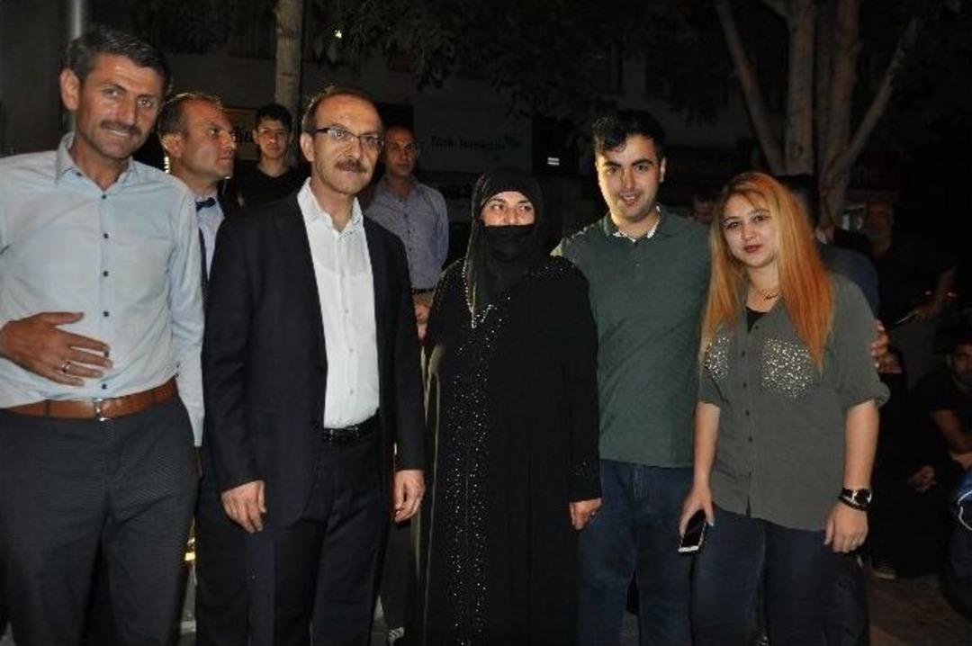 Muş&rsquo;ta Demokrasi N&ouml;beti Aralıksız Devam Ediyor