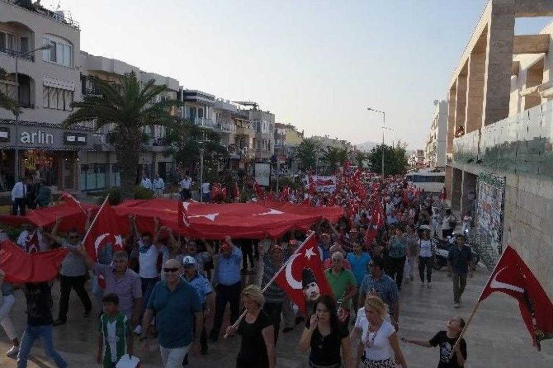 Urla Demokrasiye Y&uuml;r&uuml;d&uuml;