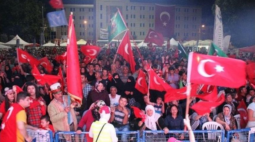 Eskişehirliler Demokrasi N&ouml;betinin 18&rsquo;inci G&uuml;n&uuml;nde De Meydanları Boş Bırakmadı