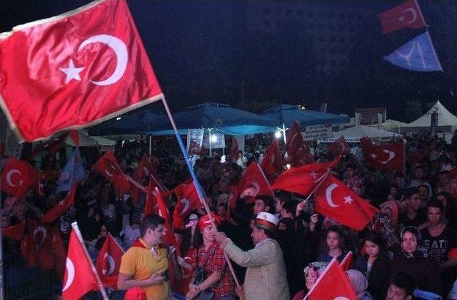 Eskişehirliler Demokrasi Nöbetinin 18’inci Gününde De Meydanları Boş Bırakmadı