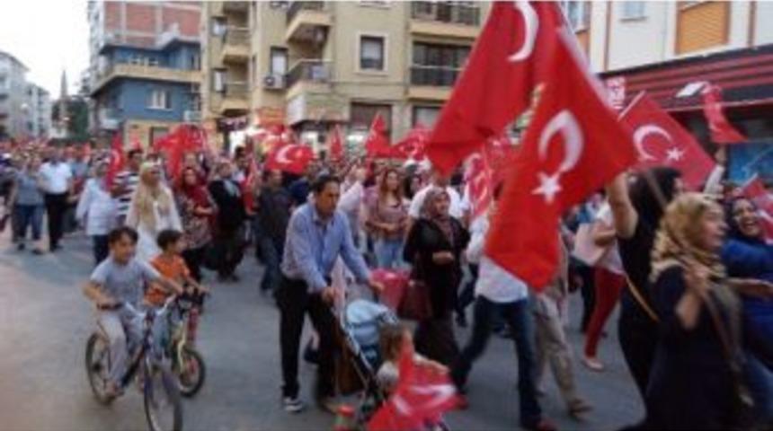 Isparta&rsquo;da Sağlık &Ccedil;alışanları Demokrasi İ&ccedil;in Y&uuml;r&uuml;d&uuml;