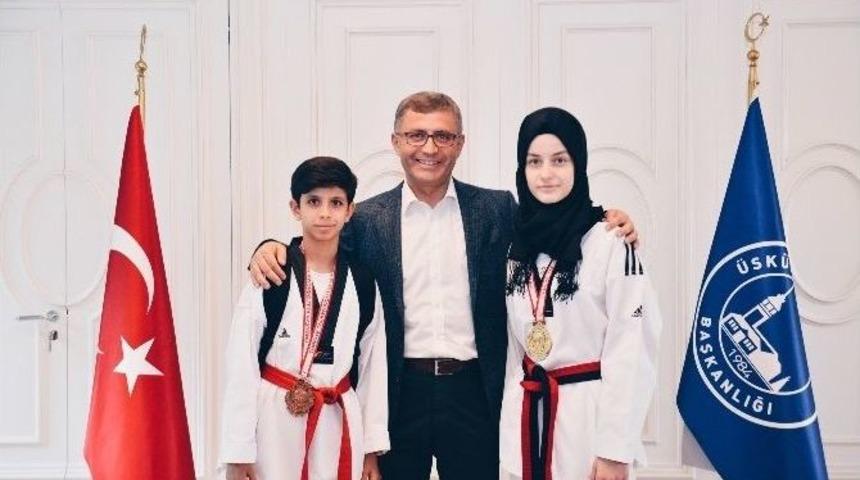 &Uuml;sk&uuml;dar Belediyesi&nbsp;tekvando Şampiyonlarını &Ouml;d&uuml;llendirdi