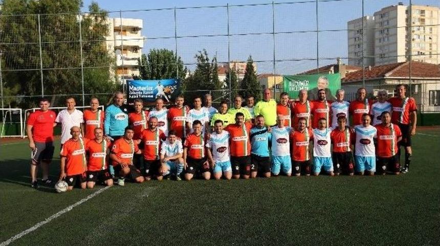 Z&uuml;beyde Hanım Anısına Sahaya &Ccedil;ıktılar