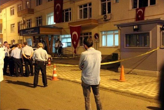 Polis Memuru Nöbet Kulübesinde İntihar Etti