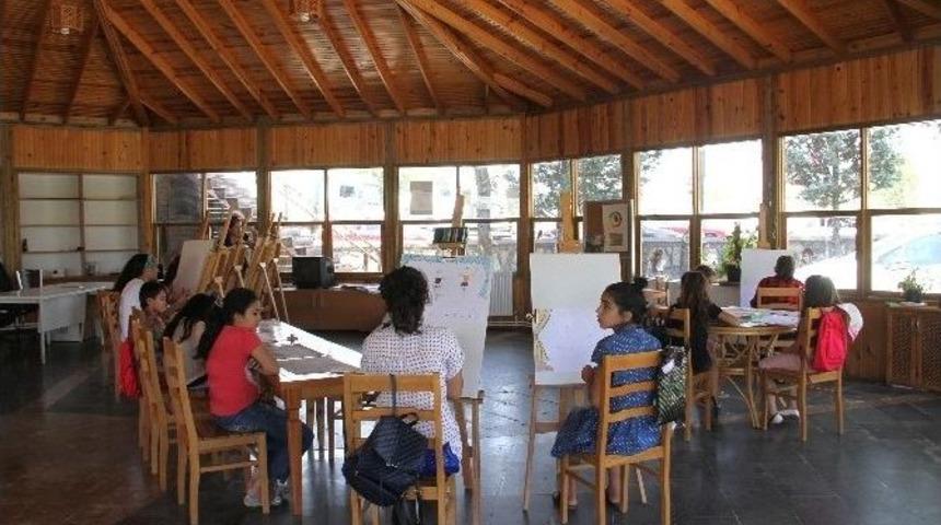 Bağlar Belediyesi&rsquo;nin Resim Ve Halk Oyunları Kursları Devam Ediyor