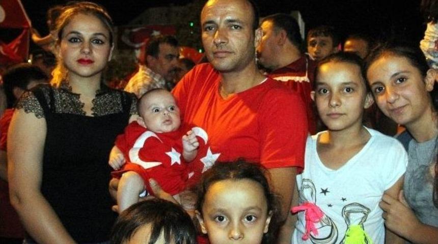 2 Aylık Bebekleriyle Demokrasi N&ouml;beti Tutuyorlar