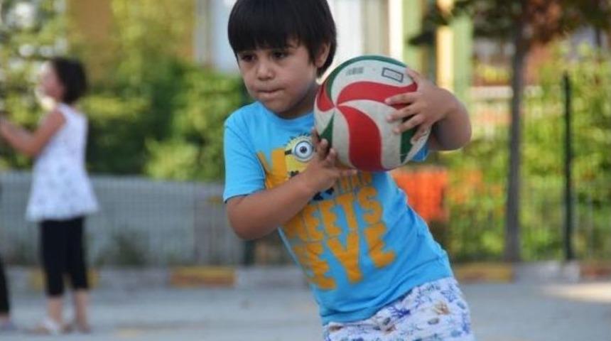 &Ccedil;ocuklar Yaz Spor Okulunun Keyfini &Ccedil;ıkarıyor