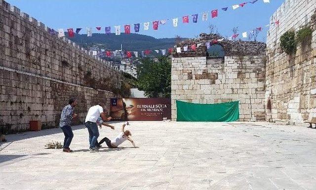 Genç Kadın Surlardan Atlamak İstedi