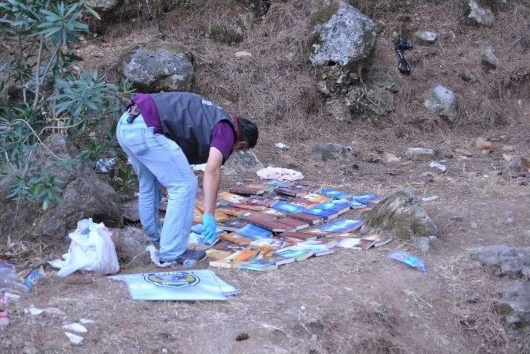 Fethiye&rsquo;de Ormana Atılan Kitaplardan Parmak İzi Alınacak