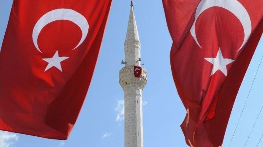 Erdemli&rsquo;de Yer G&ouml;k Al Bayrak