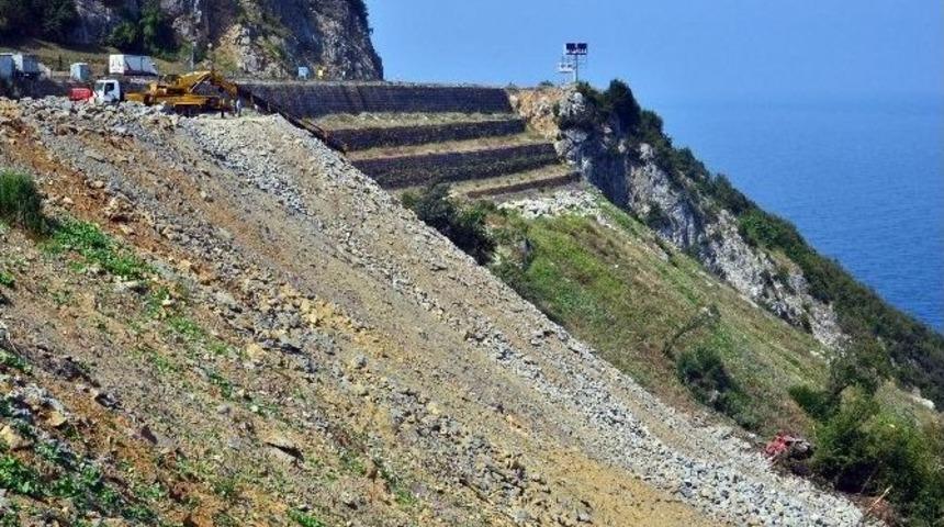 Hafriyat Kamyonu 30 Metreden U&ccedil;uruma Yuvarlandı