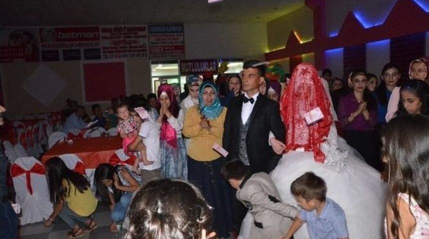 D&uuml;ğ&uuml;nlerde 1 Dolar Yerine T&uuml;rk Lirası D&ouml;nemi Başladı