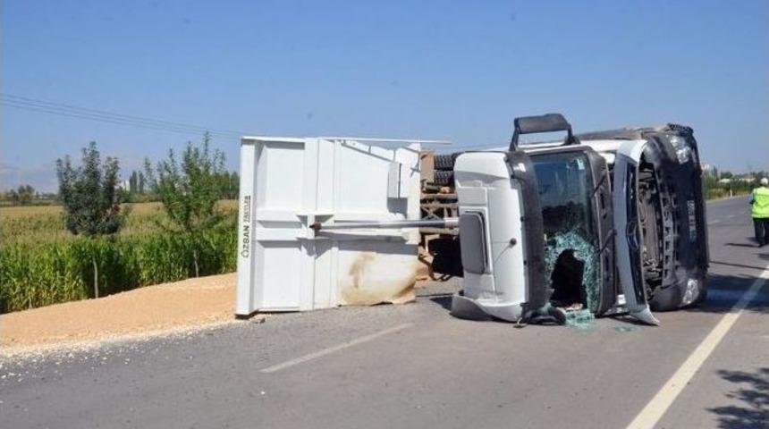Karaman&rsquo;da Devrilen Kum Y&uuml;kl&uuml; Kamyon Yolu Ulaşıma Kapattı