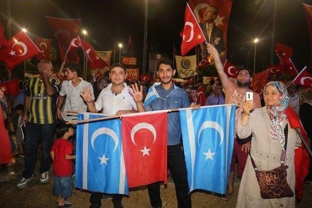 Mersin’de ’demokrasi Nöbetleri’ Sürüyor