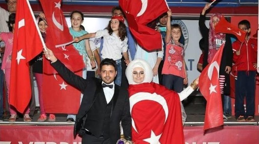 Gelin İle Damat Demokrasi N&ouml;betinde