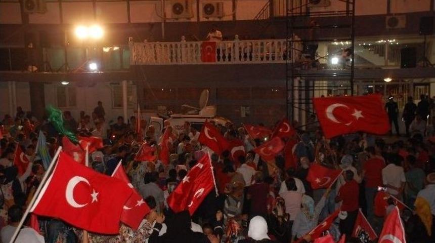 Demokrasi N&ouml;betinde Vatandaşlar Meydanı Boş Bırakmıyor