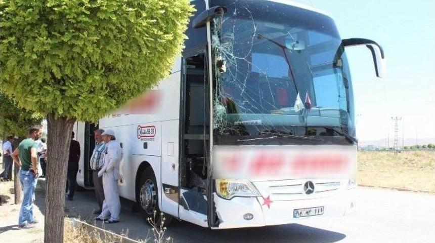 Sivas&rsquo;ta Yolcu Otob&uuml;s&uuml; İle Trakt&ouml;r &Ccedil;arpıştı: 4 Yaralı