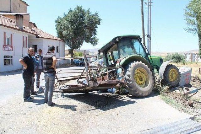 Sivas’ta Yolcu Otobüsü İle Traktör Çarpıştı: 4 Yaralı