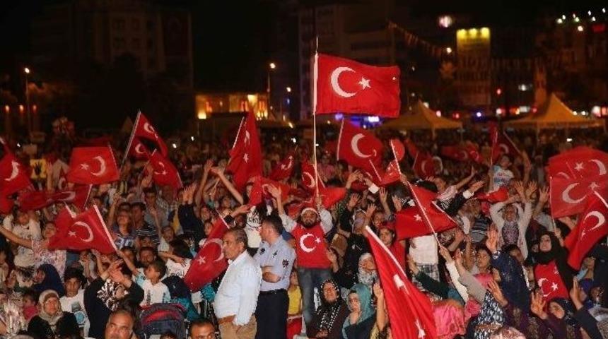 Demokrasi N&ouml;betinin 18. Gecesinde Haliliye Belediyesi Yine Meydanlardaydı