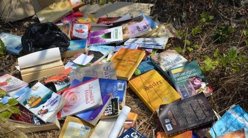 Alaplı&rsquo;da Yol Kenarları Atılan Fet&ouml; Kitaplarıyla Doldu