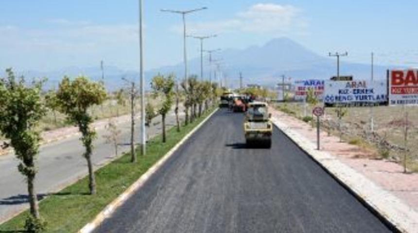 Aksaray Belediyesi, Üniversitesinin Yolunu Asfaltlıyor