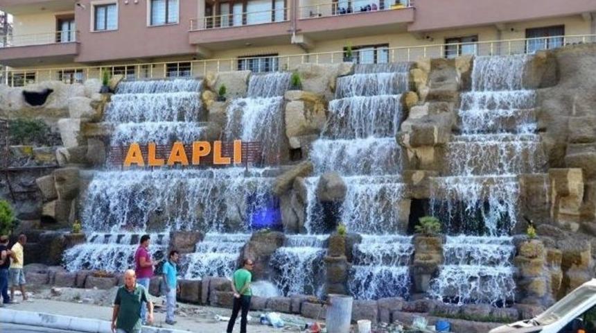 Alaplı Girişi Dekoratif Şelale İle Renklendirildi