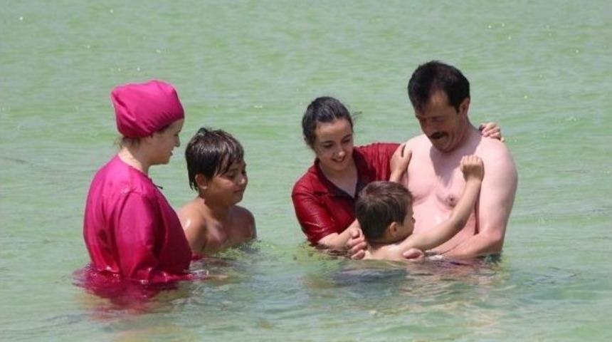 Bolu&rsquo;da Sıcaktan Bunalan Vatandaşlar Akkayalar Traverterlerinde Serinledi