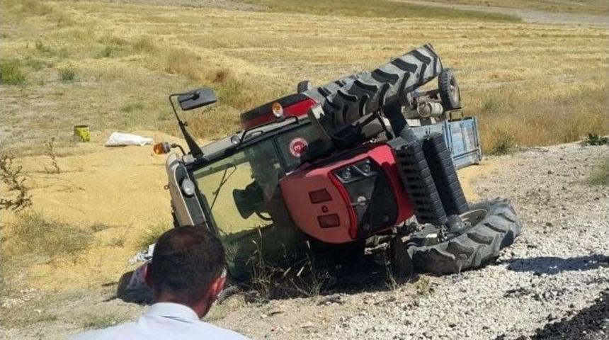 Adilcevaz&rsquo;da Buğday Y&uuml;kl&uuml; Trakt&ouml;r Devrildi