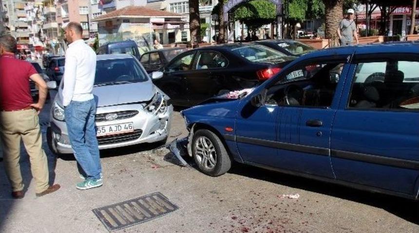 Samsun&rsquo;da 2 Otomobil &Ccedil;arpıştı: 1 Yaralı
