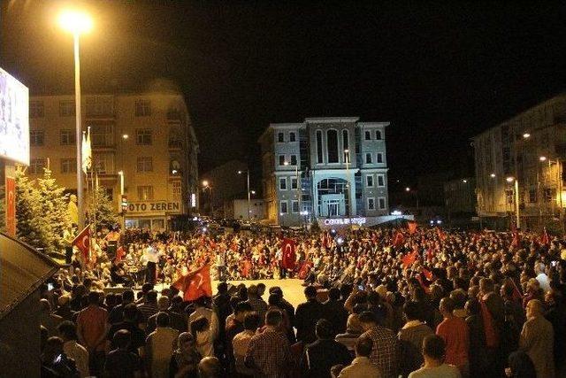 Akdağmadeni İlçesinde Demokrasi Nöbeti Aralıksız Sürüyor