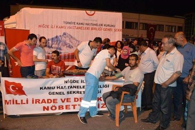 Niğde Kamu Hastaneleri Birliği Darbe Nöbetinin 18. Gününde Stant Açtı