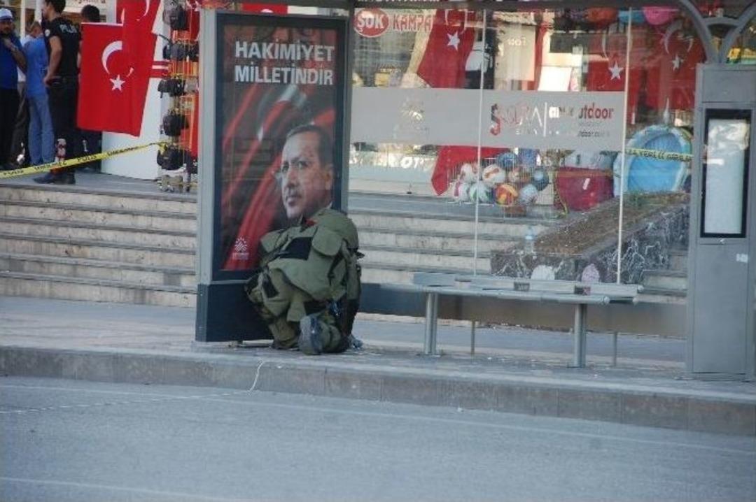 Otob&uuml;s Durağına Bırakılan Ş&uuml;pheli Paketten Toprak Ve Taş &Ccedil;ıktı