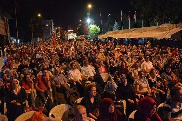 İl Genel Meclisi Toplantısı “demokrasi Nöbeti”nin Tutulduğu Meydanda Yapıldı