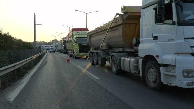 Tem’de Kaza Yapan Tır’lar Yoldan Çıktı: 1 Yaralı