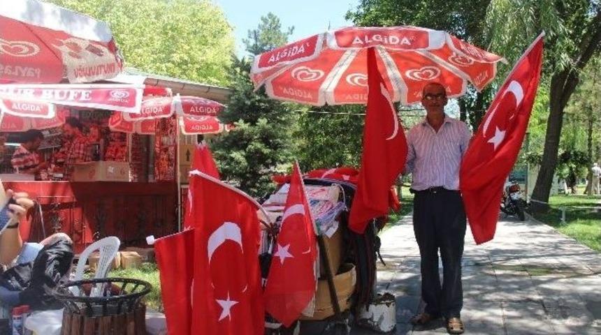 Aksaray&rsquo;da Bayrak Satışları Patladı