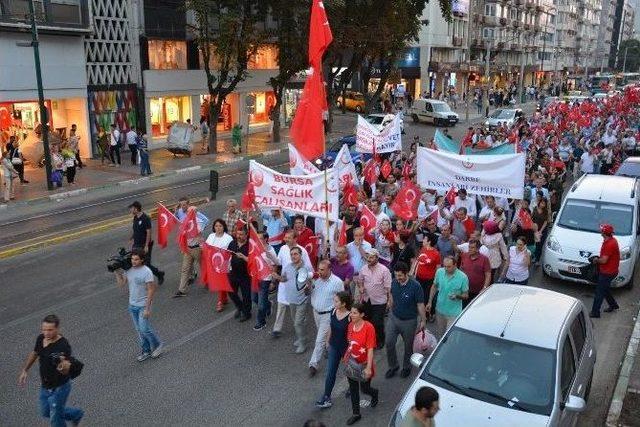 Bursalı Sağlık Çalışanlarından Darbe Karşıtı Yürüyüş